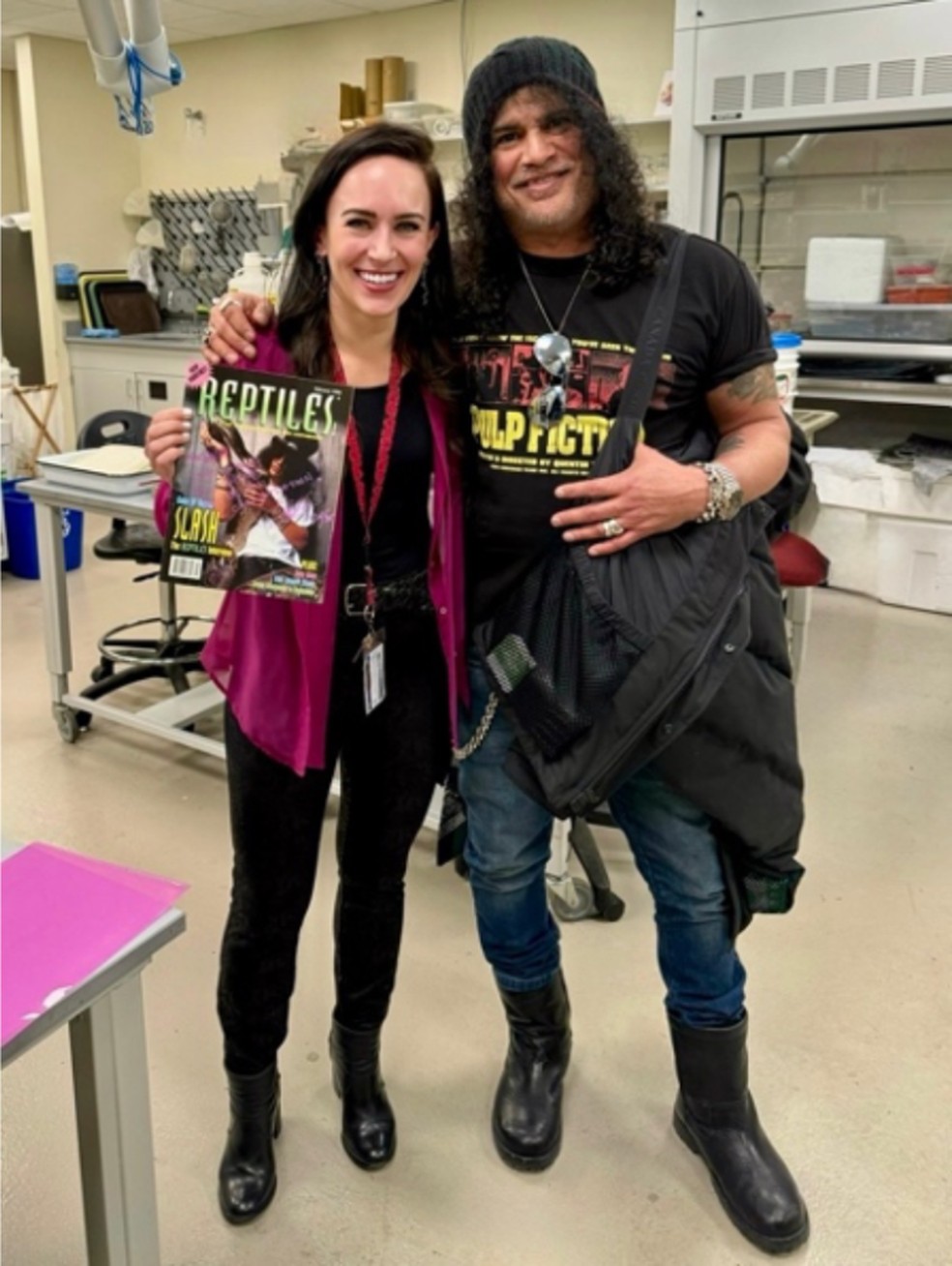 Slash e Sara Ruane no Field Museum, com o exemplar da revista Reptiles Magazine de Sara, que traz Slash na capa — Foto: Sara Ruane/Arquivo pessoal