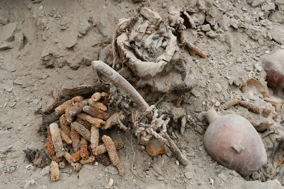 Objetos funerários encontrados junto aos corpos — Foto: Jósef Szykulski/University of Wrocław