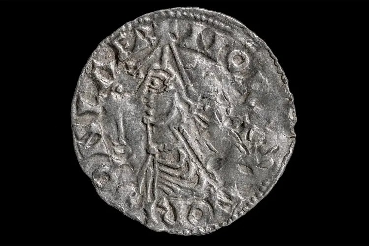 Moeda rara de mil anos é encontrada em tesouro viking com mais de 5.500 peças de prata
