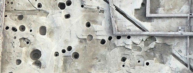 A localização exata do poço SU 233/234 durante a escavação (no círculo vermelho) — Foto: M. Novak et al.