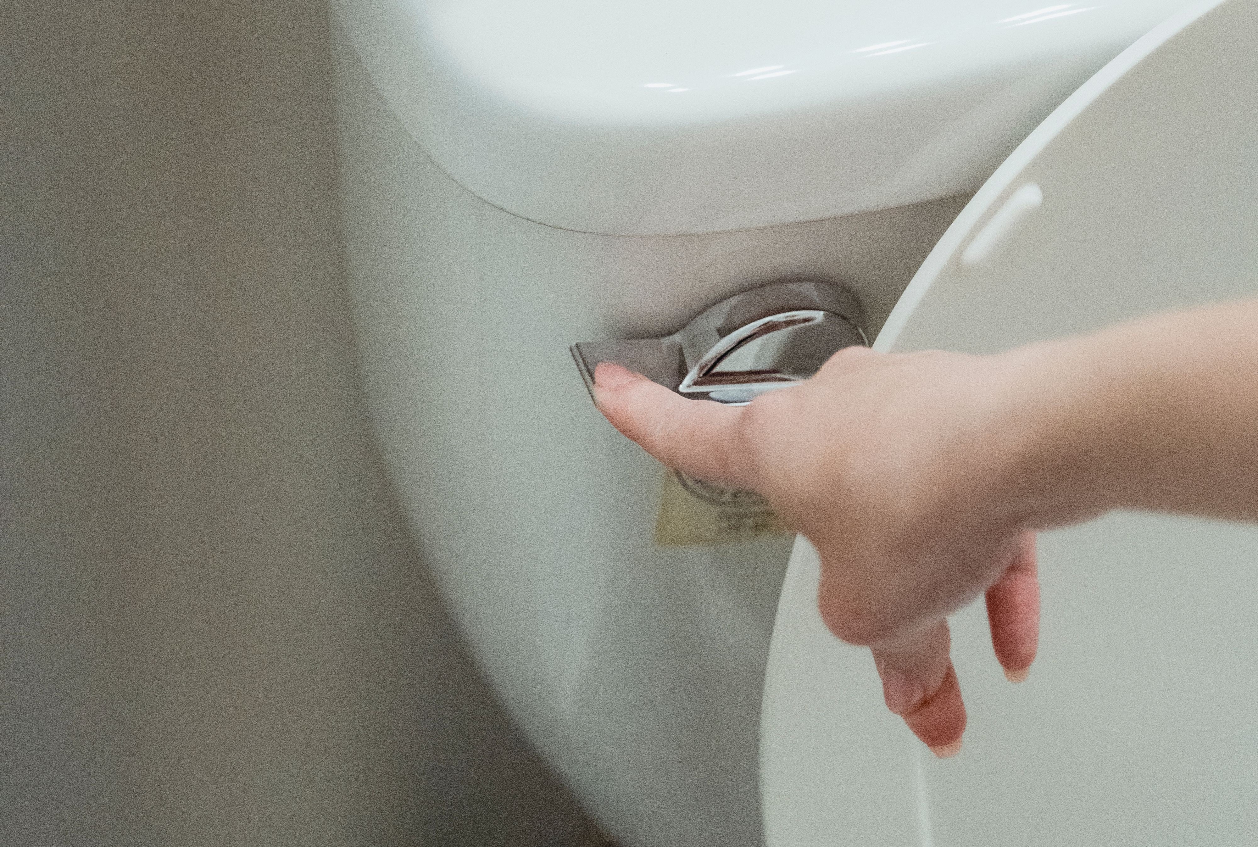 Ilustração de um vaso sanitário com partículas suspensas no ar