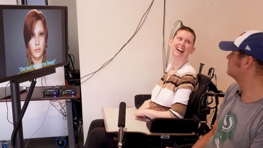 Mulher paralisada após AVC fala através de avatar pela 1ª vez na história