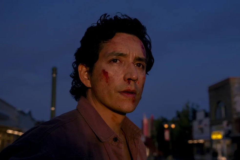 Gabriel Luna interpretando Tommy no primeiro episódio da série, "When You're Lost in the Darkness" — Foto: Divulgação/HBO
