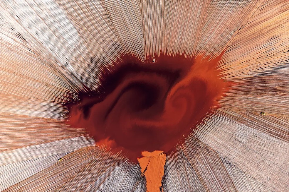 "Coruja torcida", que rendeu a Colin Leonhardt a categoria abstrata, mostra uma barragem de rejeitos de mineração perto de Collie, Austrália Ocidental — Foto: Colin Leonhardt