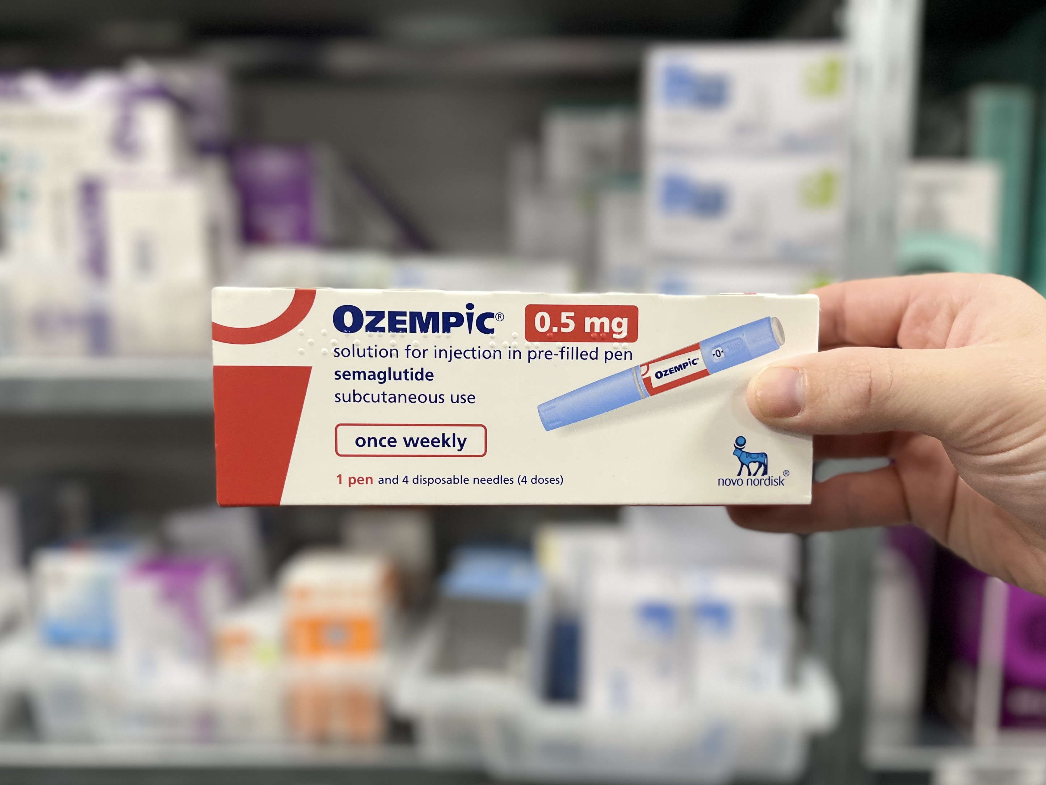 Ilustração representando coração e medicamento