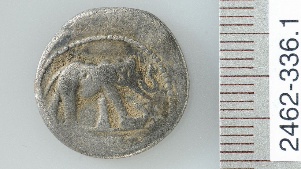 Além das moedas de cobre e bronze, também foi cunhada uma moeda de prata (denário) de Júlio César do século I aC. encontrado. — Foto: ADA Zug, Res Eichenberger