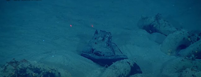 Uma bota ainda amarrada foi encontrada no naufrágio do USS Nevada — Foto: NOAA
