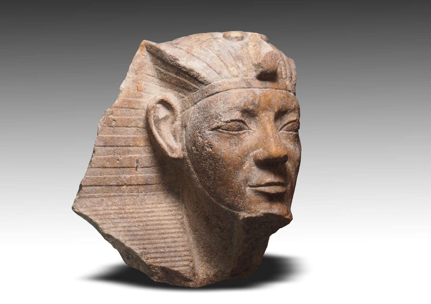 Estátua de cabeça de esfinge mostra o faraó Ramsés II