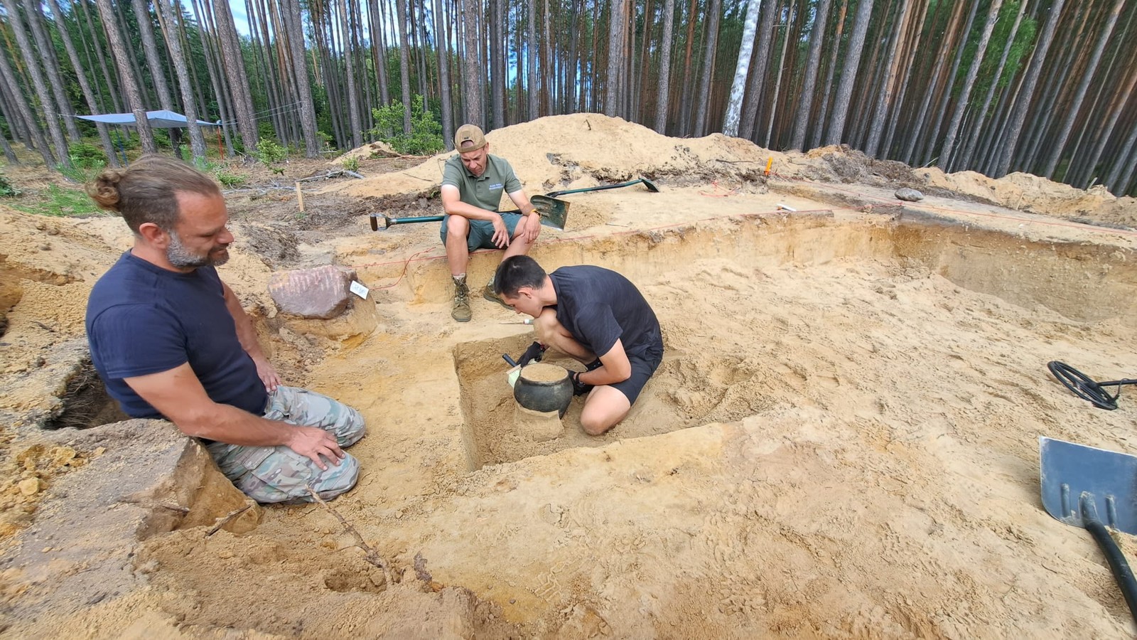 Escavações do cemitério gótico na Polônia — Foto: Wdecki Park Krajobrazowy