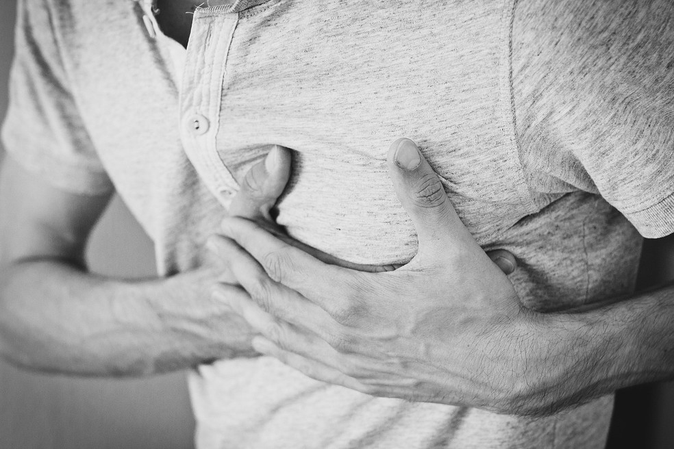 Vítimas de ataque cardíaco que reconhecem os sintomas do problema têm menos probabilidade de morrer no hospital, diz estudo — Foto: Pexels