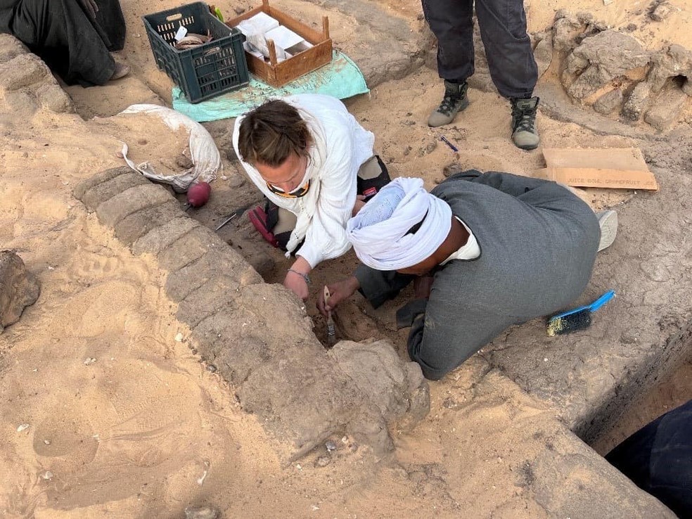 Arquelogos no Egito na regio de Umm Al-Qaab  Foto: Ministry of Tourism and Antiquities/Reproduo/Facebook