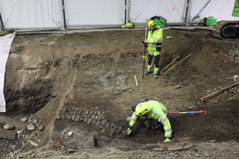 Arqueólogos na escavação realizada em Torggata, uma das principais ruas da cidade de Skien — Foto: Sara Langvik Derrick / Instituto Norueguês de Pesquisa do Patrimônio Cultural (NIKU)