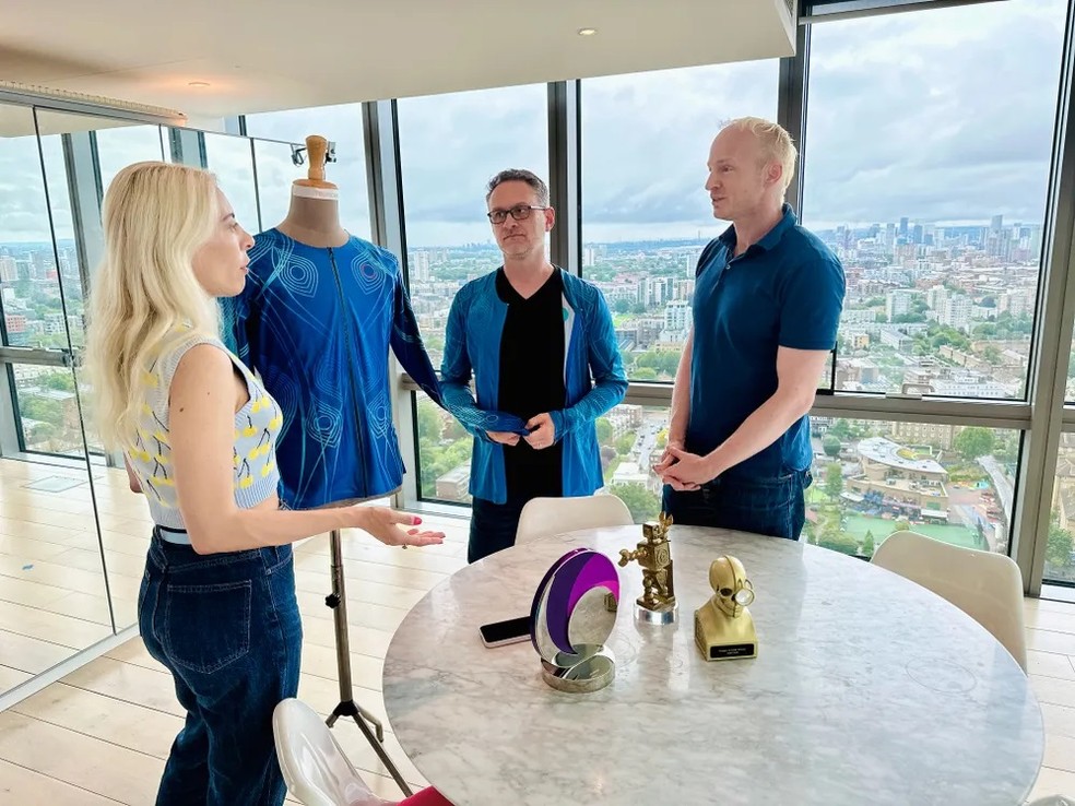Diretor sênior de iniciativas digitais da Ópera Lírica de Chicago, Brad Dunn, se reúne com designers da SoundShirt no CuteCircuit em Londres — Foto: Ópera Lírica de Chicago