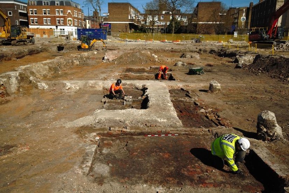 Os objetos descobertos nas escavações sugerem que a região teve uma história social mais complexa do que se acreditava — Foto: Museu de Arqueologia de Londres (MOLA)