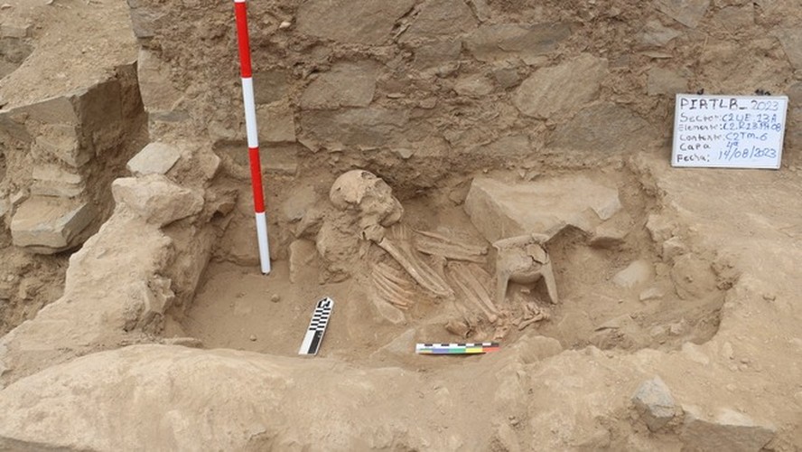 Esqueleto no cemitério do período Wari no Peru