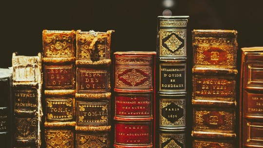 Muitos livros antigos contêm produtos tóxicos; veja como identificá-los