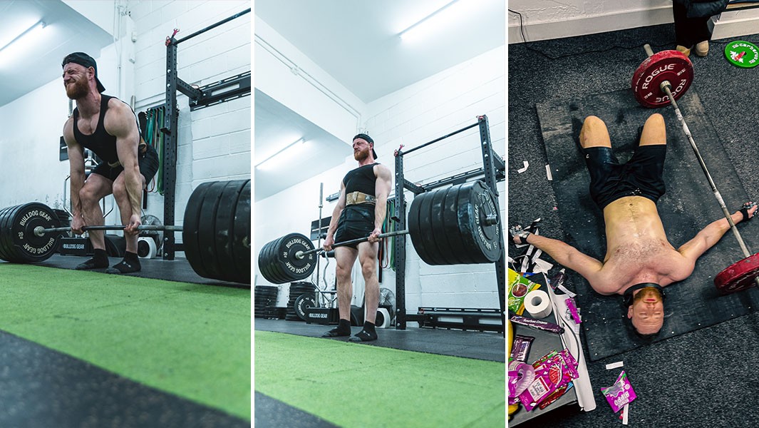 Personal trainer britânico levantando peso em evento de 24 horas.