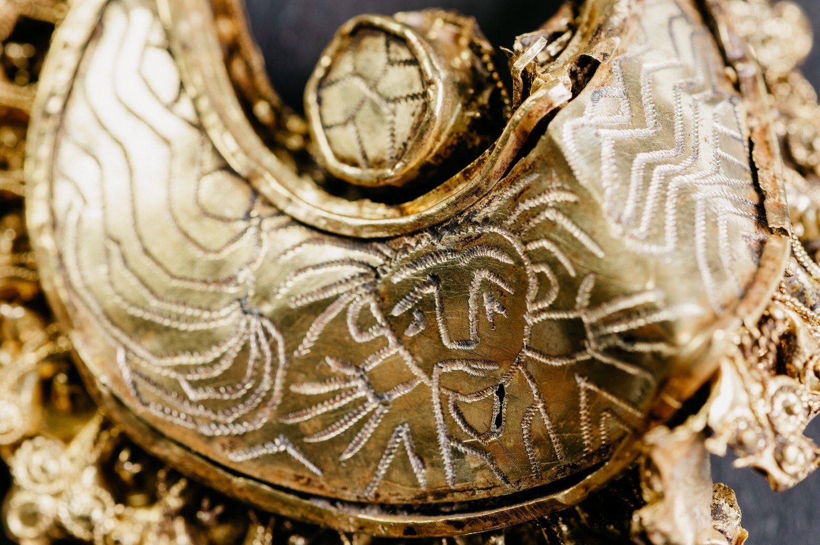 Detalhe de brinco em ouro com decoração gravada encontrado na Holanda  — Foto: Arqueologia West-Friesland/Fleur Schinning