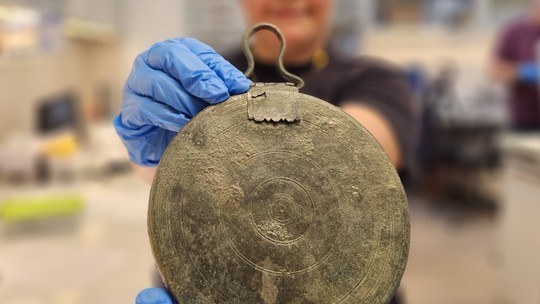 Tumba de 2,3 mil anos em Israel que pertenceu a cortesã revela espelho raro