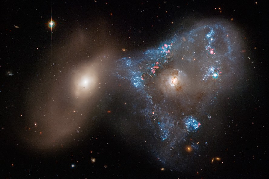 Colisão frontal entre duas galáxias alimentou o incomum nascimento de estrelas em forma triangular, conforme captado pelo Telescópio Espacial Hubble, da NASA.