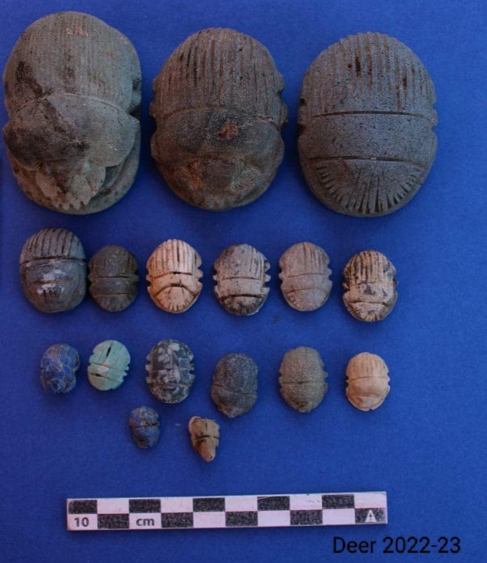 Objetos encontrados na cidade de New Damietta, no Egito  — Foto: Ministry of Tourism and Antiquities/Reprodução/Facebook