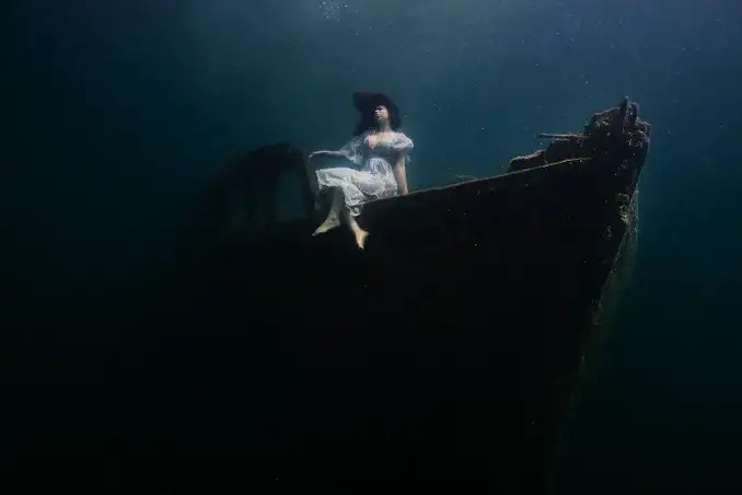 A modelo Ciara Antoski em sessão de fotos no navio naufragado W.L. Wetmore  — Foto: Guinness World Records 