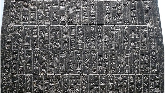 Inteligência artificial ajuda arqueólogos a traduzir textos da antiguidade