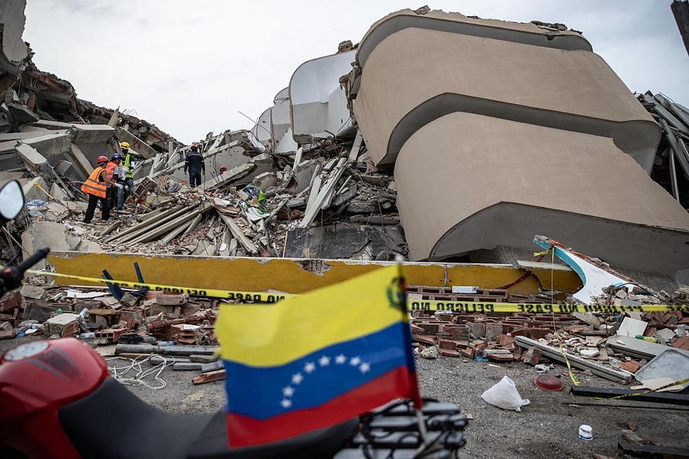 Operações de busca e resgate continuam em Caravellada e Cariba, em La Guaira, Venezuela — Foto: Cem Tekkesinoglu/Anadolu via Getty Images