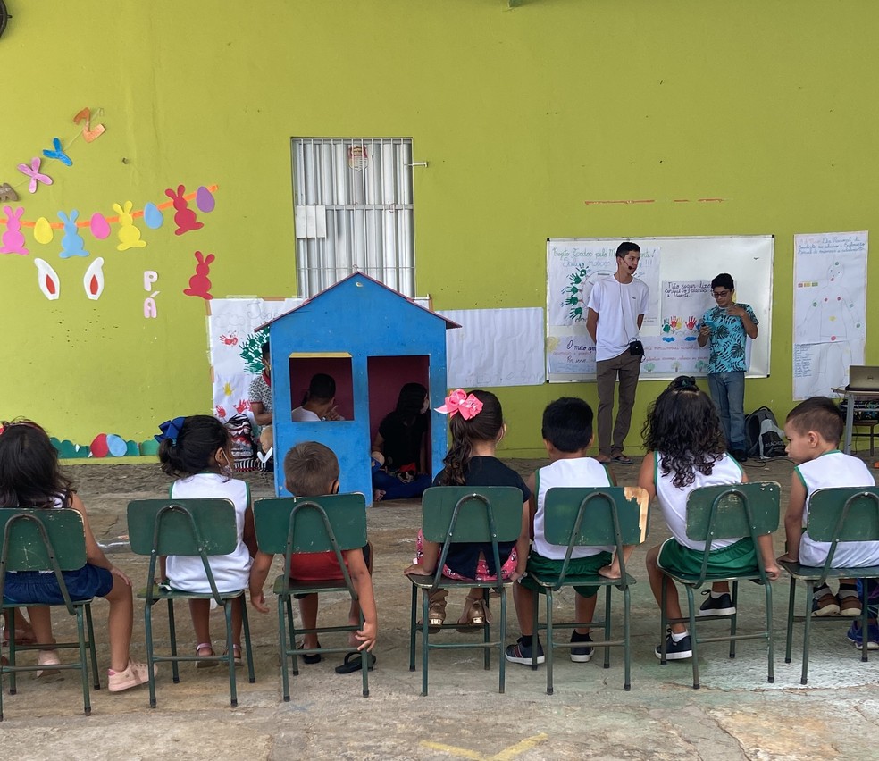 Teatro interativo realizado com crianças da Educação Infantil — Foto: Divulgação/Projeto Dengoso