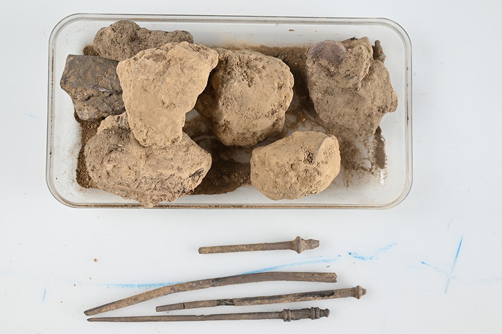 Detectores de metais precisam de autorização para serem utilizados em “caças ao tesouro” para que não perturbem depósitos ou sítios arqueológicos — Foto: Bartels, PI Hildesheim, ZKD/FK Forensics