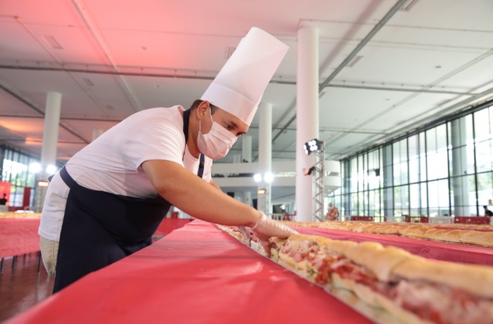Aniversário de São Paulo contou com 1.180 sanduíches de metro enfileirados — Foto: Guinness World Record