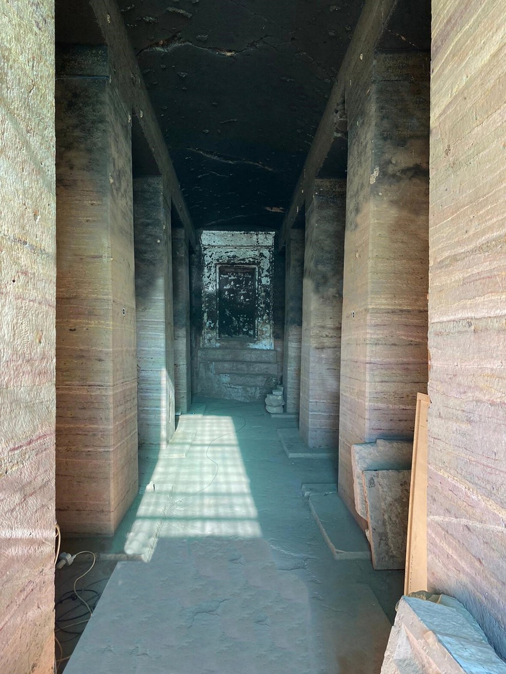 Tumba foi construída de modo que os raios do Sol banhassem o local da estátua de um governador da cidade de Elefantina, que viveu no final da 12ª Dinastia, por volta de 1830 a.C. — Foto: University of Jaen and Malaga