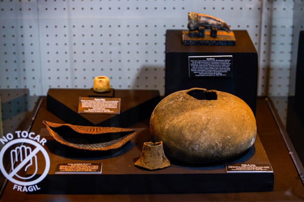 Alguns dos itens encontrados na câmara funerária já foram postos para exposição ao público — Foto: Ministério da Cultura do Peru