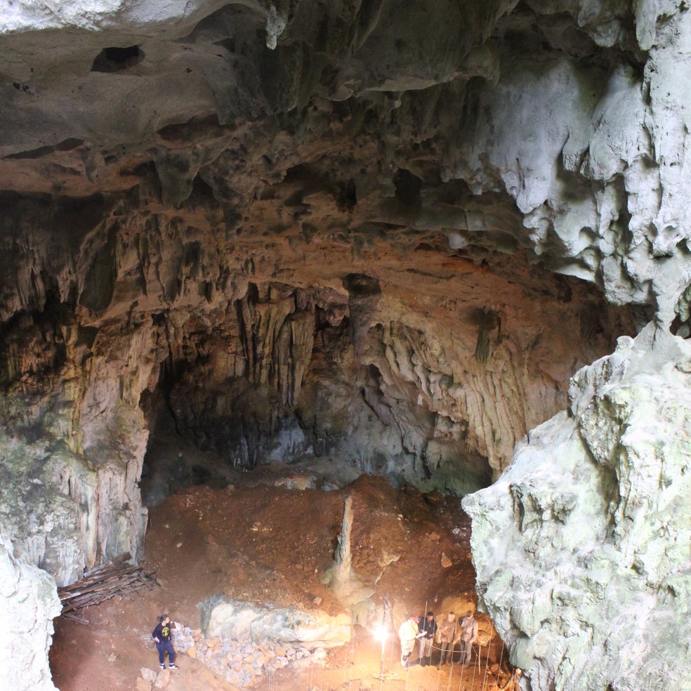 Sedimentos espessos de 7 metros que formam o chão da caverna Tam Pà Ling. A extensa variedade de decorações da caverna pode ser vista no teto e no chão. — Foto: Kira Westaway (Macquarie University)