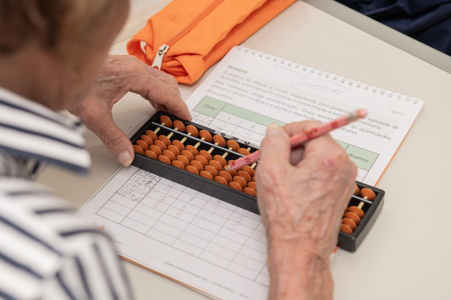 Cálculos com ábaco, jogos de tabuleiro, livros de exercícios, dinâmicas e interações sociais são algumas das atividades trabalhadas pelo método