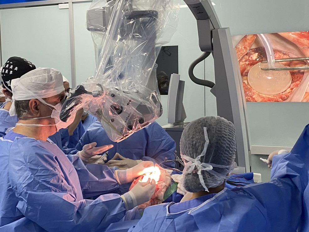 Procedimento consiste na colocação de um difusor a laser dentro da cavidade operatória, gerando uma reação fotoquímica com o corante 5-ALA, ingerido pelo paciente — Foto: Hospital INC/Divulgação