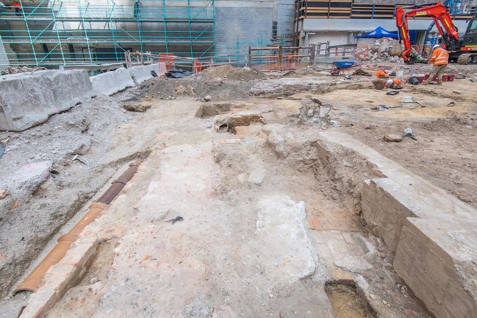 Fundações de tijolos de arenito são possíveis parte da residência e escritório de contabilidade do proeminente comerciante Jean Charles Prosper de Mestre da era colonial de Sydney — Foto: State Library of NSW