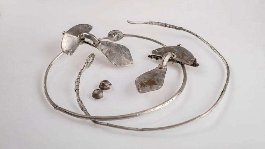 Joias de prata, incluindo colares e broches, descobertas ao longo do rio Wda, na Polônia