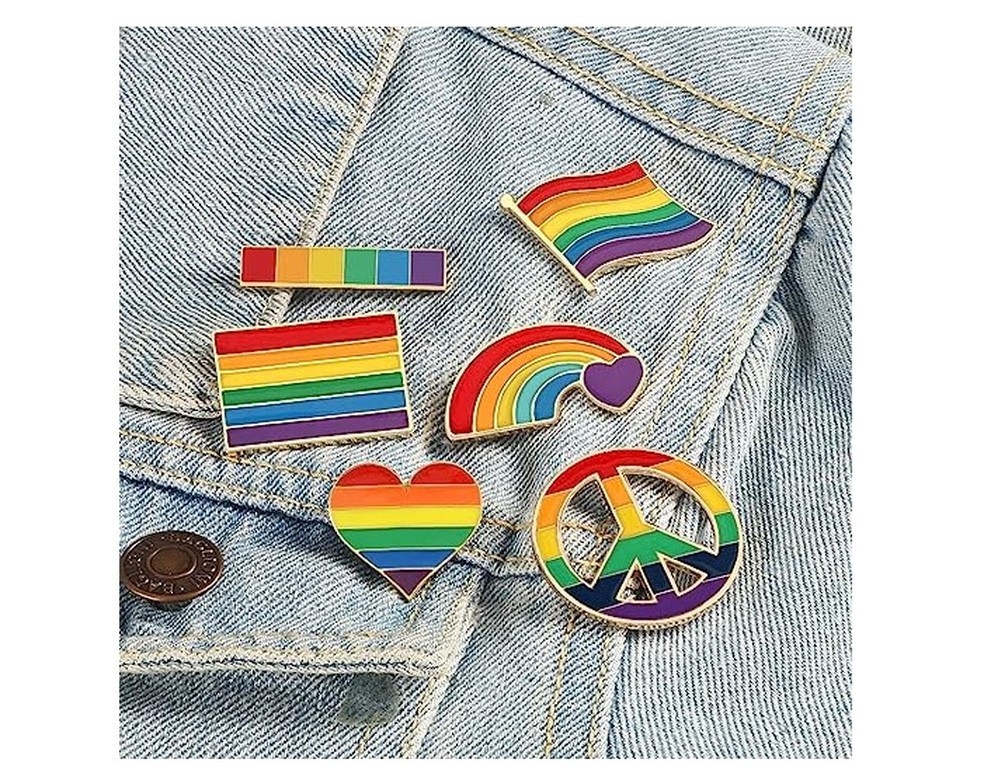 Conjunto de broches Pride Gay Tinsow inclui seis peças com as cores da bandeira LGBT  — Foto: Reprodução/Amazon