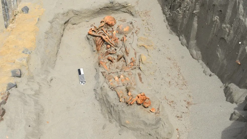 A posição de sepultamento dos falecidos, assim como a ausência de oferendas e objetos funerários, chamou a atenção dos arqueólogos de que o ritual de sacrifício poderia divergir das tradições mortuárias da época em que o templo foi construído — Foto: Henry Tantaleán/Universidade Nacional Maior de São Marcos