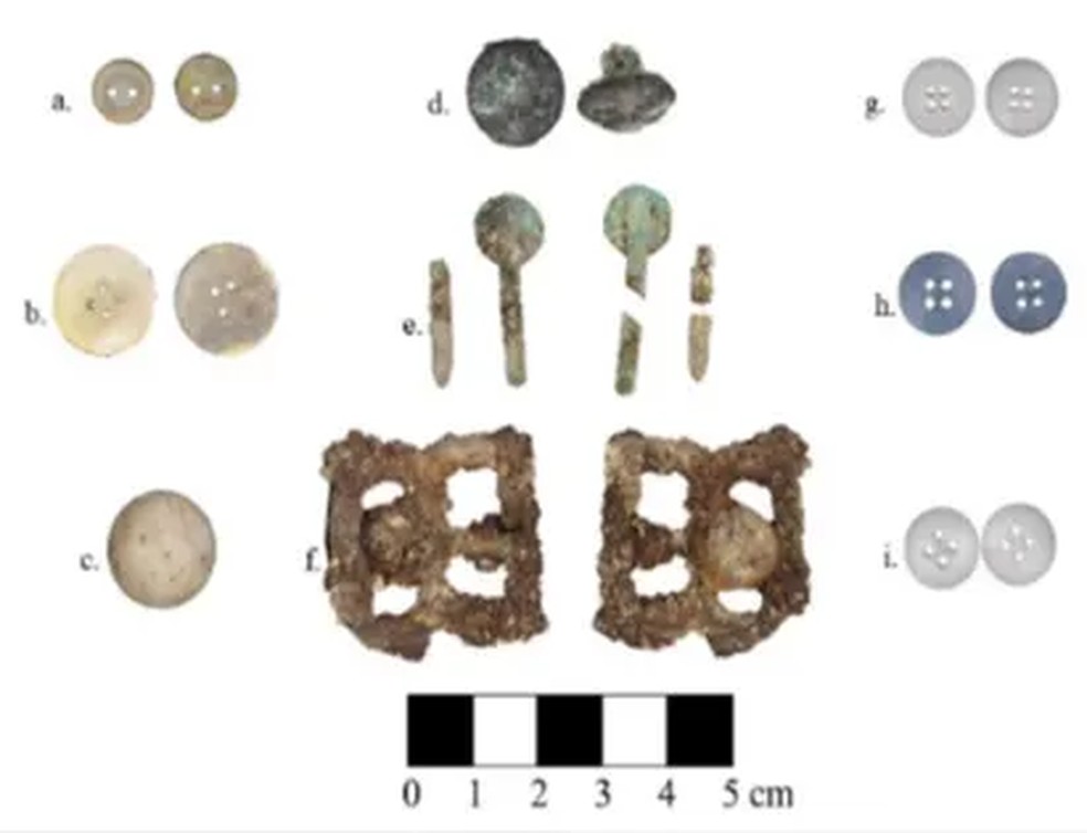 Itens pessoais encontrados durante a escavação — Foto: Serviço Nacional de Parques