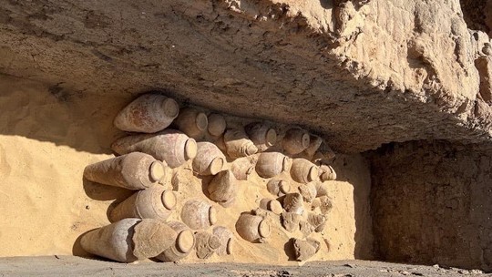 Jarras de vinho de 5 mil anos são encontradas em túmulo de rainha egípcia