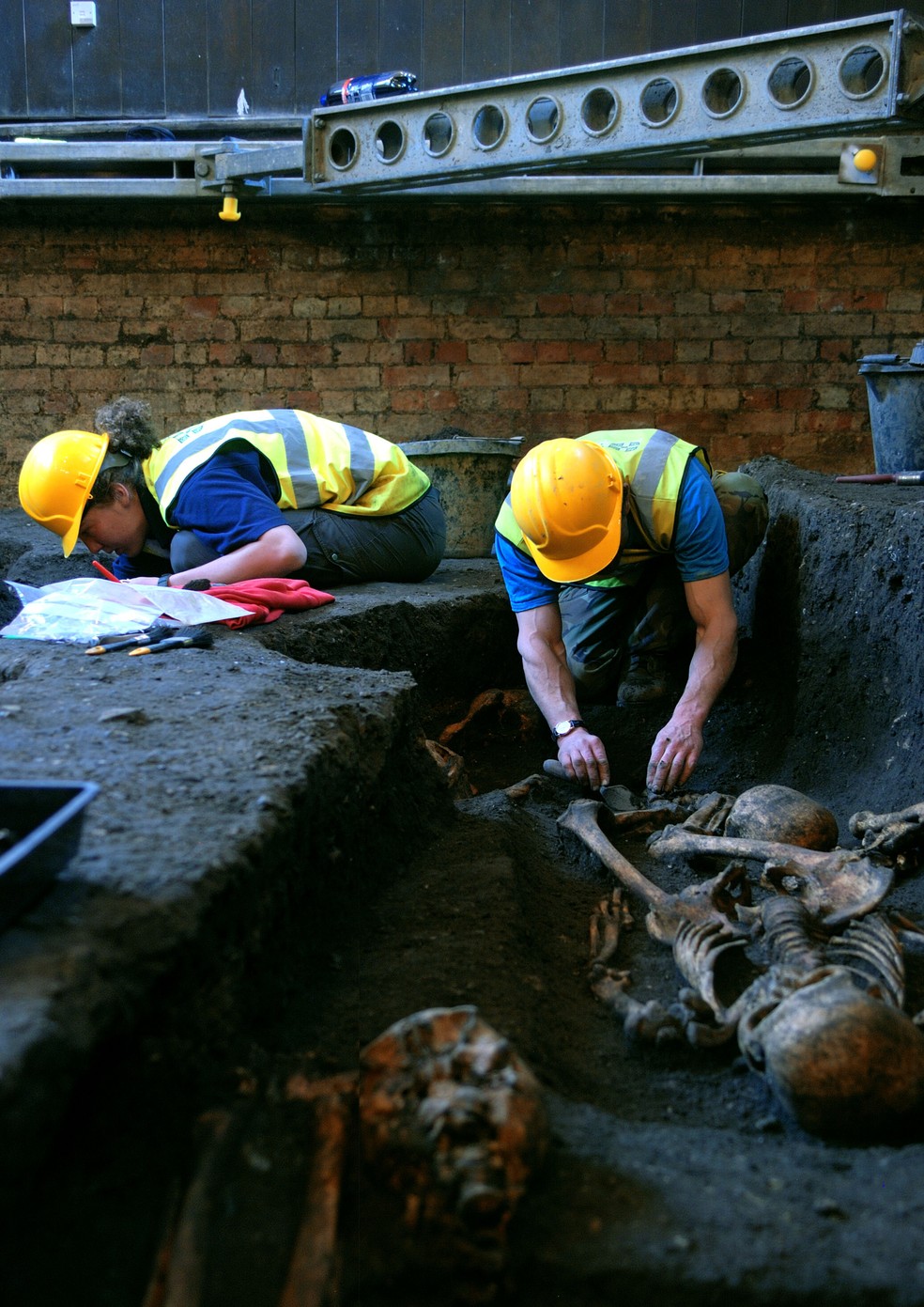 Membros da Unidade Arqueológica de Cambridge trabalhando na escavação do Hospital de São João Evangelista em 2010 — Foto: Cambridge Archaeological Unit
