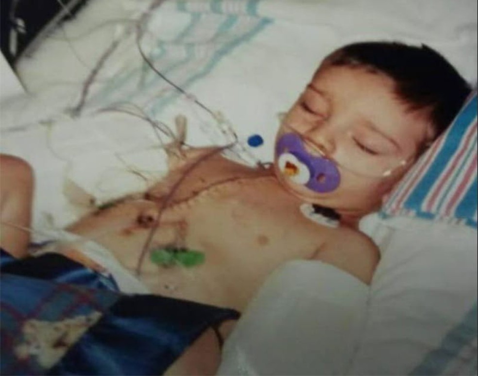 Zayne McCall como criança se recuperando no hospital após uma cirurgia — Foto: Zayne McCall