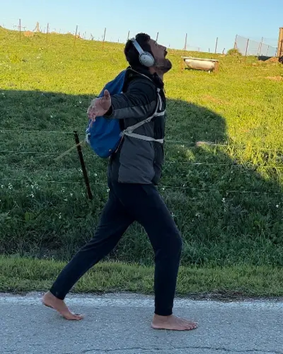 Paweł Durakiewicz completou a viagem descalço mais longa do mundo — Foto: Guinness World Records