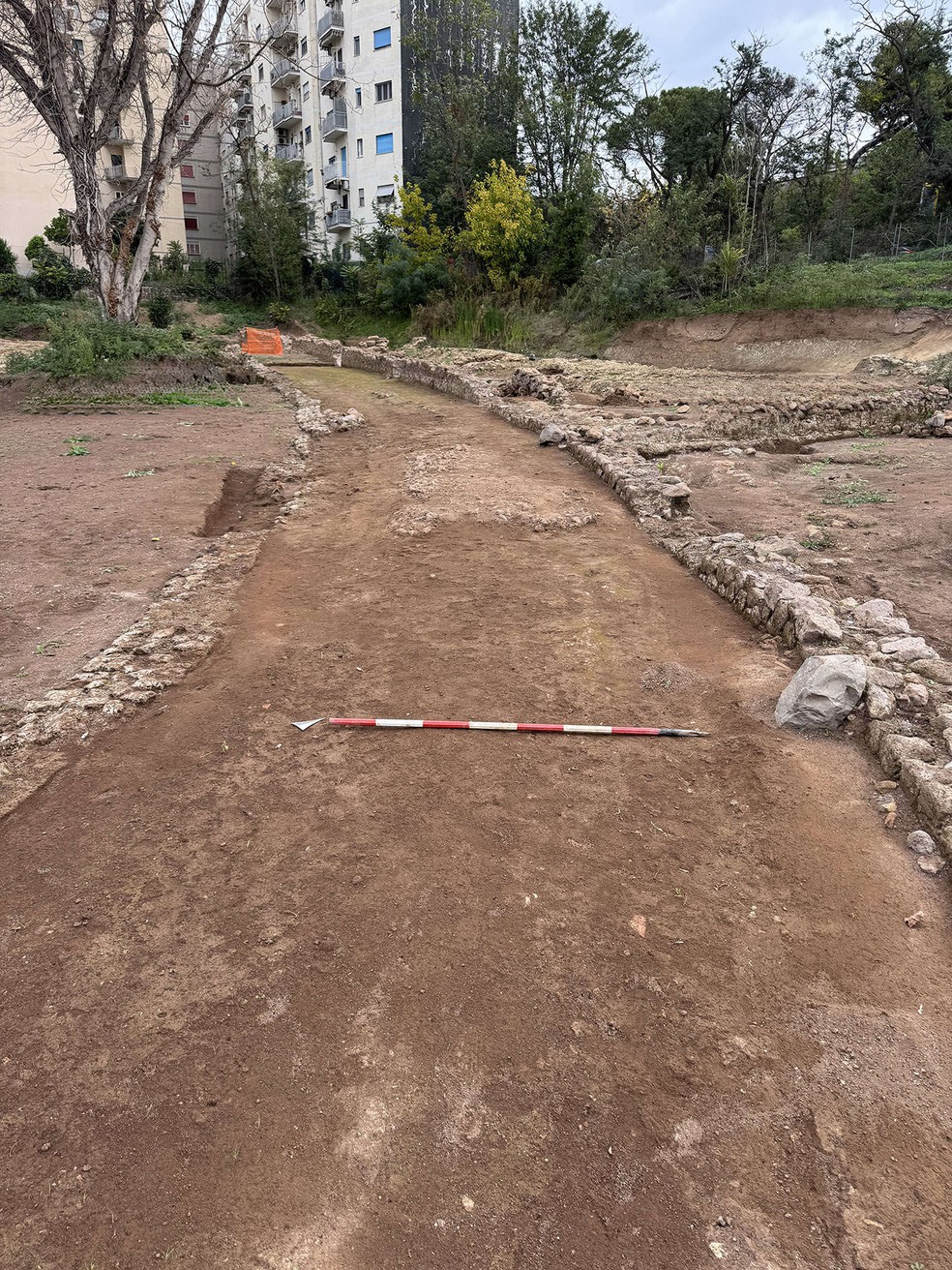 A estrada romana escavada atravessa o sítio arqueológico e se encontra com detalhes extremamente bem preservados, como o sulco das rodas das carroças e resquícios das bordas — Foto: Divulgação/Superintendência Especial de Roma
