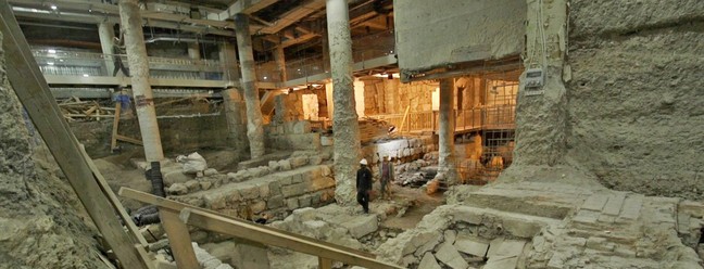 A área de escavação sob a praça do Muro das Lamentações. — Foto: Autoridade de Antiguidades de Israel/Emil Aljam, Ari Levy