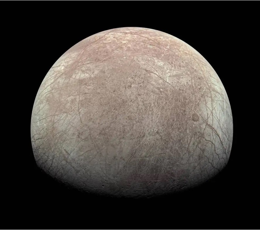 Europa, a lua congelada de Júpiter, tem água líquida em seu subterrâneo