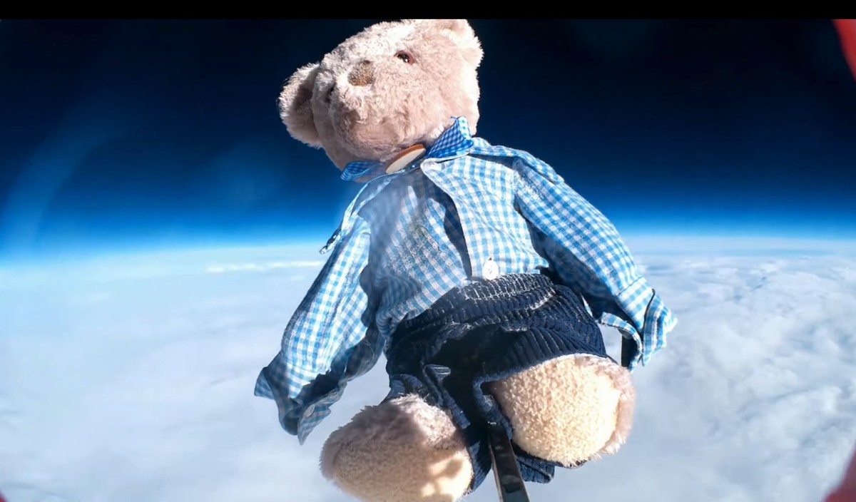 Escola britânica pede ajuda para resgatar urso de pelúcia que caiu na estratosfera