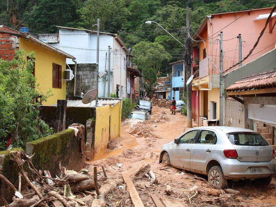 Casas destruídas em deslizamentos na Barra do Sahy, São Sebastião, após tempestades no litoral norte de São Paulo.